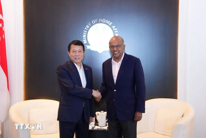 Vietnamese Minister of Public Security General Luong Tam Quang (left) and Singaporean Minister for Home Affairs K. Shanmugam at their talks in the city state on March 13 (Photo: VNA)