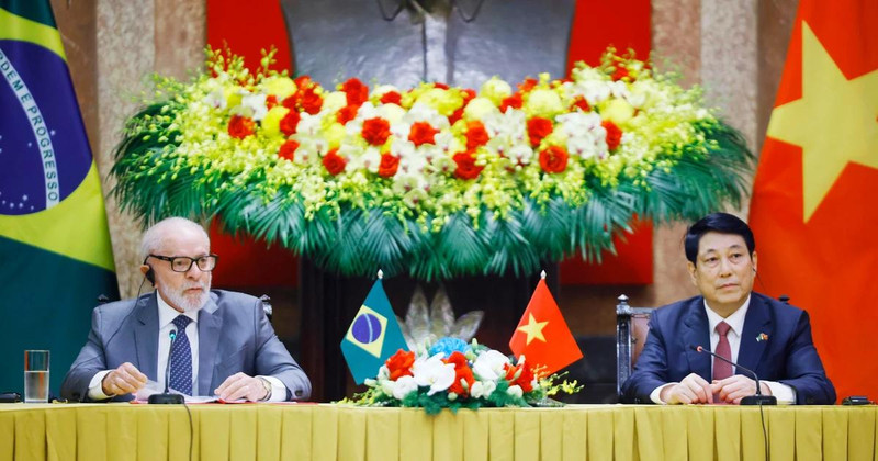 Vietnamese State President Luong Cuong (R) and Brazilian President Luiz Inácio Lula da Silva meet with the press in Hanoi on March 28 morning. (Photo: VNA)