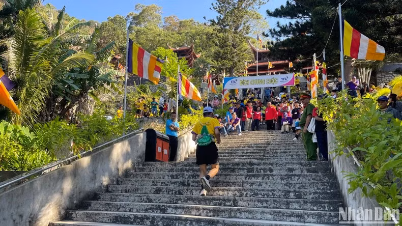 Hundreds of people join Ta Cu Mountain Climbing Competition in Binh Thuan 
