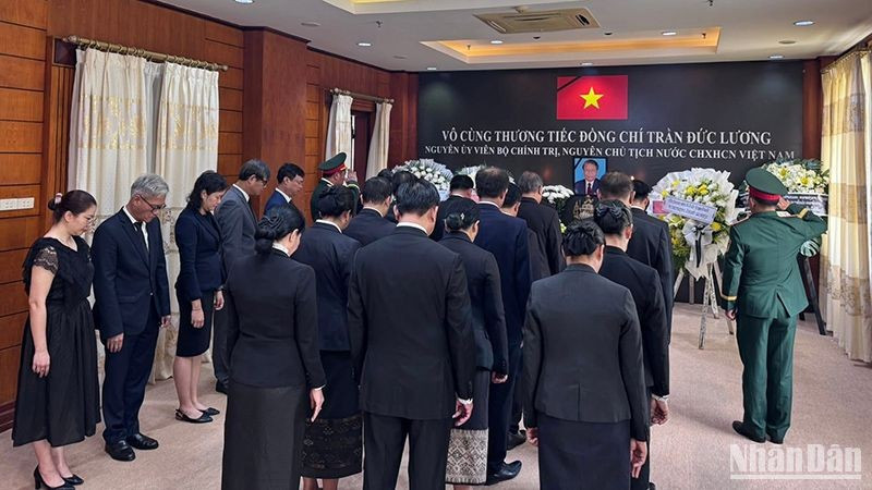 Delegates offer incense and flowers in memory of former State President Tran Duc Luong