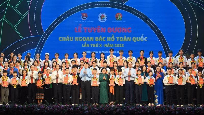 State President Luong Cuong and the outstanding children and teenagers in a group photo at the ceremony honouring winners of Uncle Ho's Good Grandchildren’ title