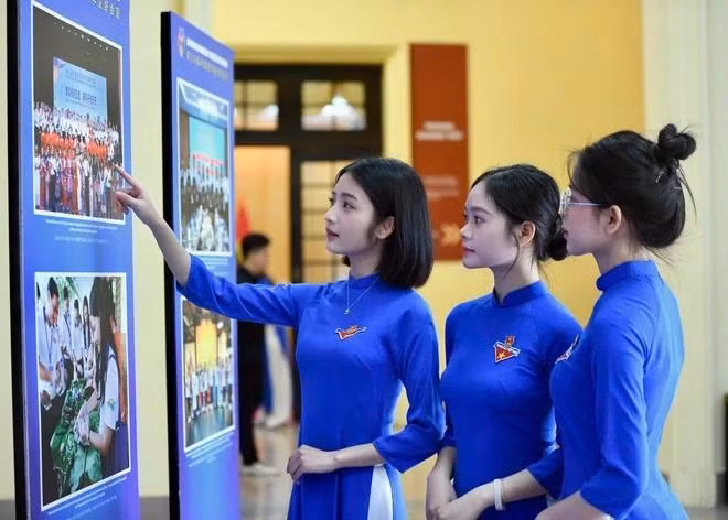 Delegates visit a photo exhibition on exchange and cooperation activities between youth unions of Vietnam and China (Photo: VNA)