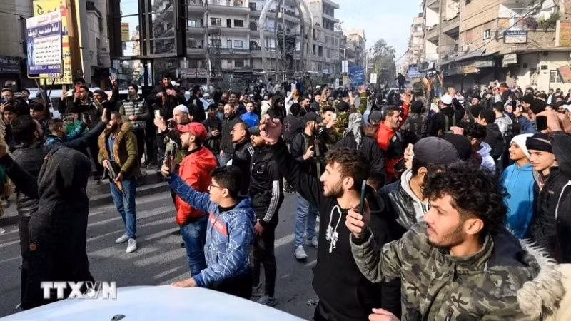 Locals rally in a street in Damascus, Syria, December 8, 2024. (Photo: THX/VNA)
