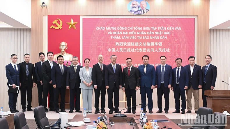 The People’s Daily delegation visits Nhan Dan Newspaper in March 2025. (Photo: BUI GIANG)