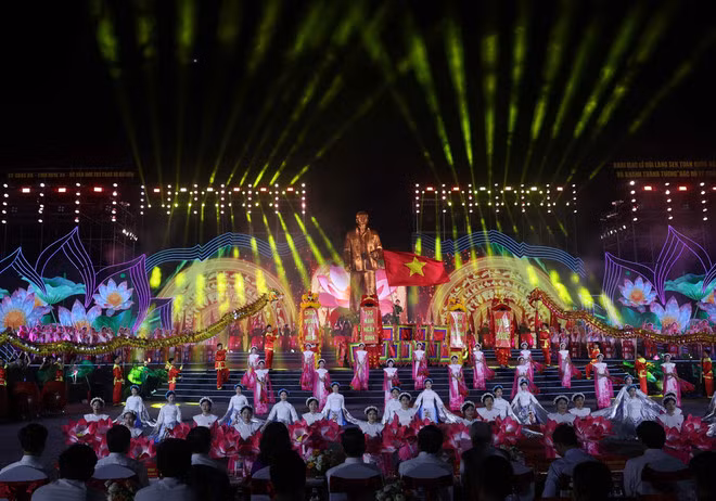 Party chief attends opening of National Sen Village Festival 2025 ảnh 1