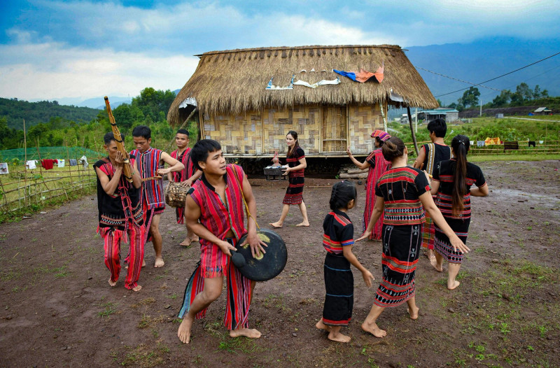 A traditional cultural activity of the Ta Oi people. (Photo: THANH DAT)