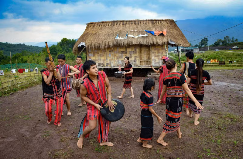 A traditional cultural activity of the Ta Oi people. (Photo: THANH DAT)