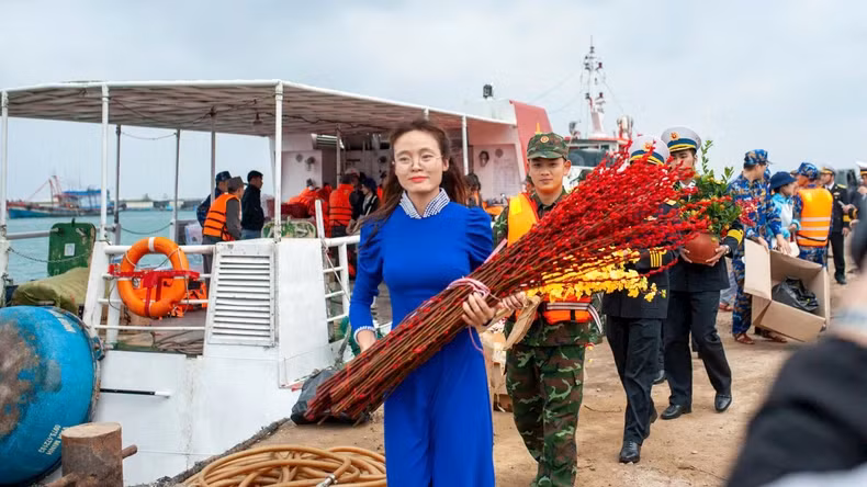 A delegation from the Naval Region 3 Command deliver Tet greetings and provisions to officers, soldiers and people on Ly Son Island on January 11.