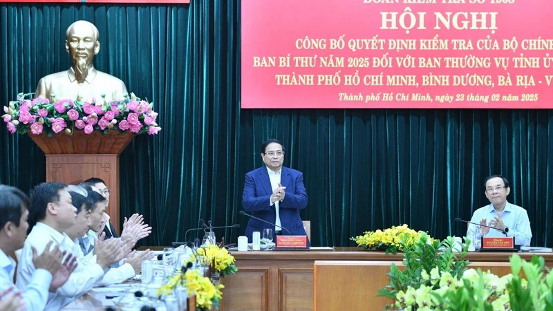 Politburo member, Prime Minister Pham Minh Chinh chairs the conference on February 23 (Photo: VNA)