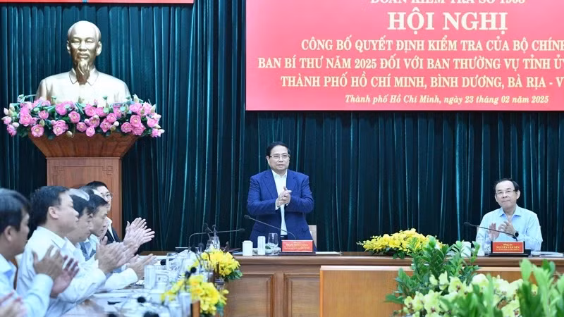 Politburo member, Prime Minister Pham Minh Chinh chairs the conference on February 23 (Photo: VNA)