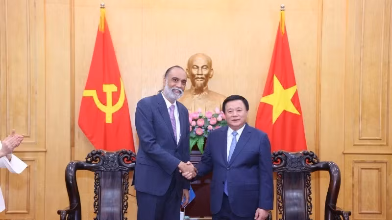 Prof. Dr. Nguyen Xuan Thang (R), Politburo member, President of the Ho Chi Minh National Academy of Politics (HCMA), and Chairman of the Central Theory Council, on January 6 receives the UN Under-Secretary-General for Digital and Emerging Technologies and the UN Secretary-General’s Envoy on Technology Amandeep Singh Gill. (Photo: VNA)