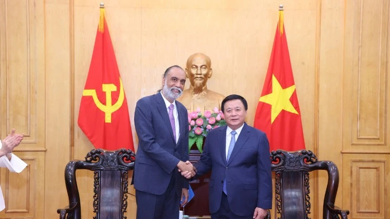Prof. Dr. Nguyen Xuan Thang (R), Politburo member, President of the Ho Chi Minh National Academy of Politics (HCMA), and Chairman of the Central Theory Council, on January 6 receives the UN Under-Secretary-General for Digital and Emerging Technologies and the UN Secretary-General’s Envoy on Technology Amandeep Singh Gill. (Photo: VNA)