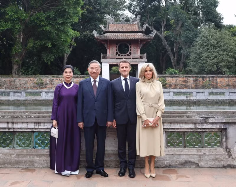 Party General Secretary To Lam (second from left) and his spouse Ngo Phuong Ly (far left), and French President Emmanuel Macron and his spouse Brigitte Macron pose for a photo at the Temple of Literature – Quoc Tu Giam (Photo: VNA) 
