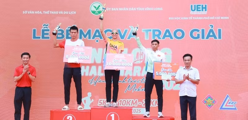 Winners of the 21km race for men awarded at the closing ceremony (Photo: baovinhlong.com.vn)