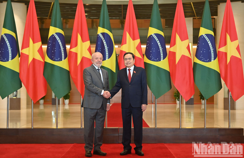 NA Chairman Tran Thanh Man (R) and Brazilian President Luiz Inácio Lula da Silva in Hanoi on March 28 (Photo: NDO/Duy Linh)