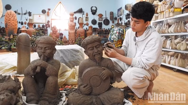Ninh Thuan works on project on preserving pottery making craft of Cham ethnic people 