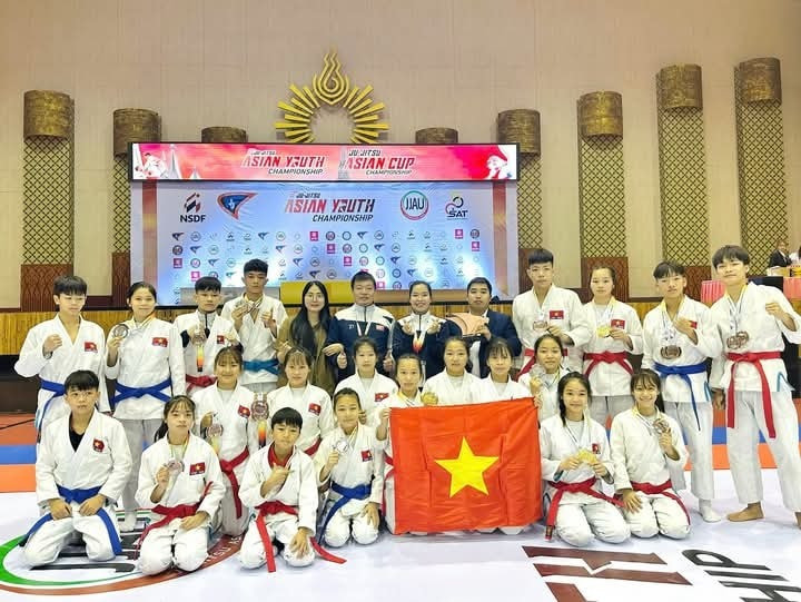 Young Vietnamese jujitsu athletes