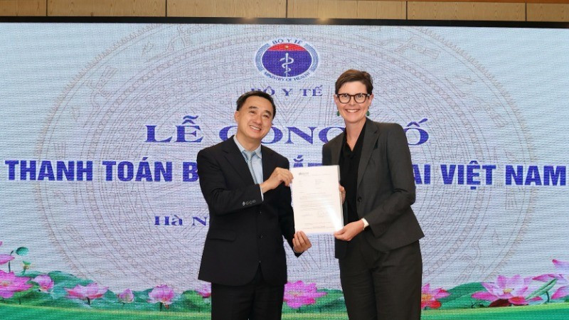 Dr Angela Pratt, WHO Representative in Vietnam presents the certificate of trachoma elimination to Deputy Minister of Health Tran Van Thuan. (Photo: NDO)