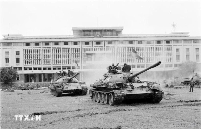 On the morning of April 30, 1975, from all directions, hundreds of tanks, armored vehicles, and infantry simultaneously advanced toward the Saigon puppet regime’s Presidential Palace, liberating Saigon. (Photo: VNA)