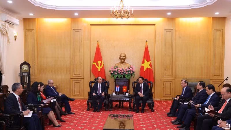 Ho Chi Minh National Academy of Politics (HCMA) President Nguyen Xuan Thang meets with Cuban Ambassador Rogelio Polanco Fuentes (Photo: NDO)