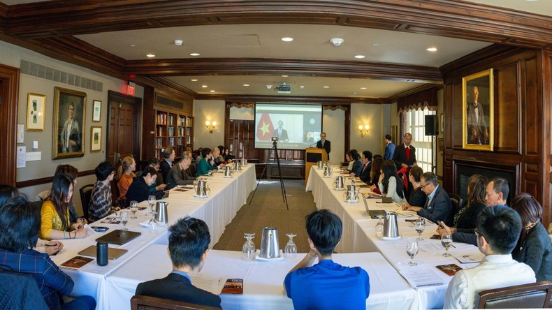 Delegates at the roundtable 