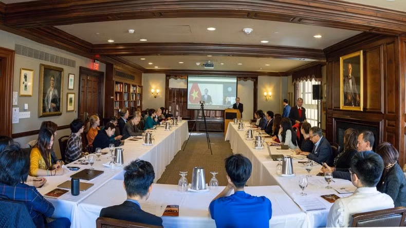 Delegates at the roundtable 