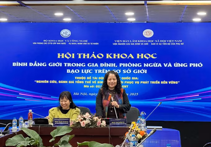 Associate Professor Tran Thi Minh Thi, Deputy Director of the Institute of Social Sciences Information speaks at the conference (Photo: phunumoi.net.vn)