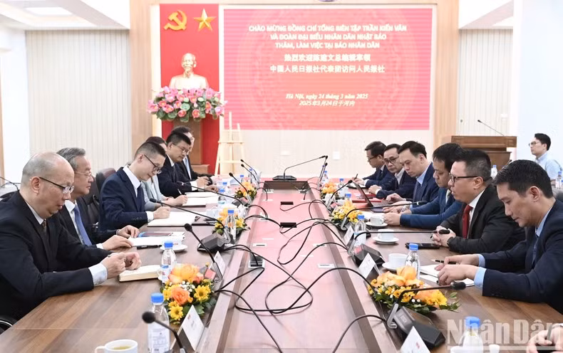 A working session between Nhan Dan Newspaper and the People’s Daily delegation. (Photo: BUI GIANG)