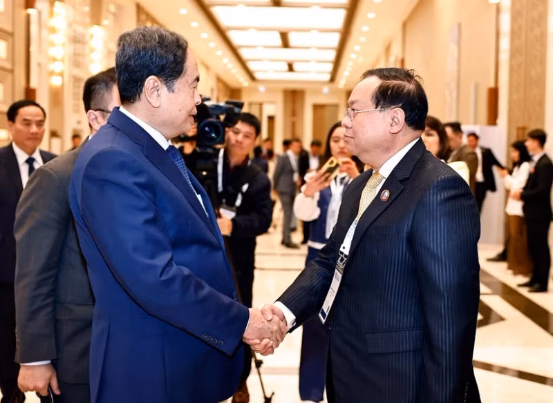 National Assembly Chairman Tran Thanh Man meets with Chairman of the Lao National Assembly's Committee for Foreign Affairs Sanya Praseuth in Uzbekistan on April 6. (Photo: VNA)