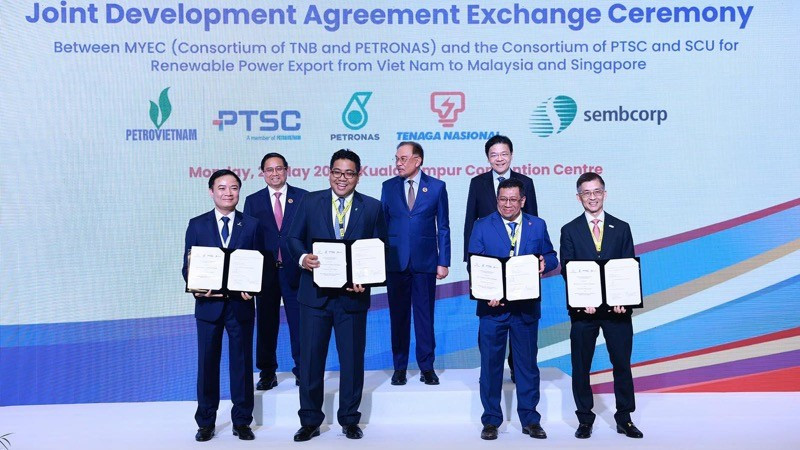 At the Joint Development Agreement Exchange Ceremony in Malaysia on May 26 (Photo: VNA) 