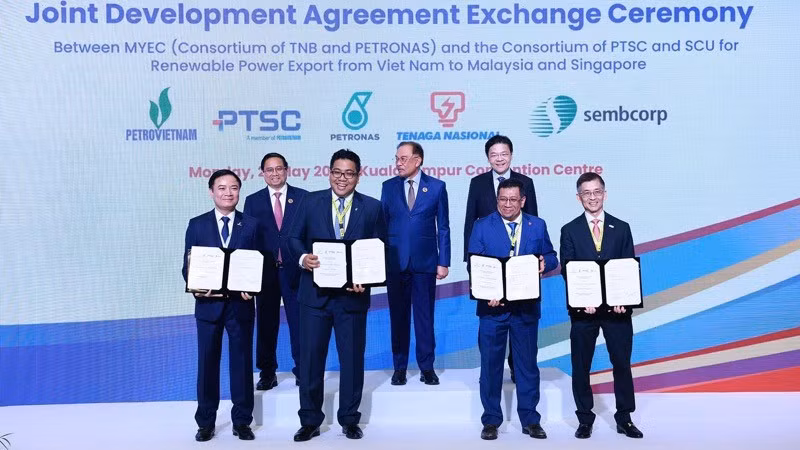 At the Joint Development Agreement Exchange Ceremony in Malaysia on May 26 (Photo: VNA) 