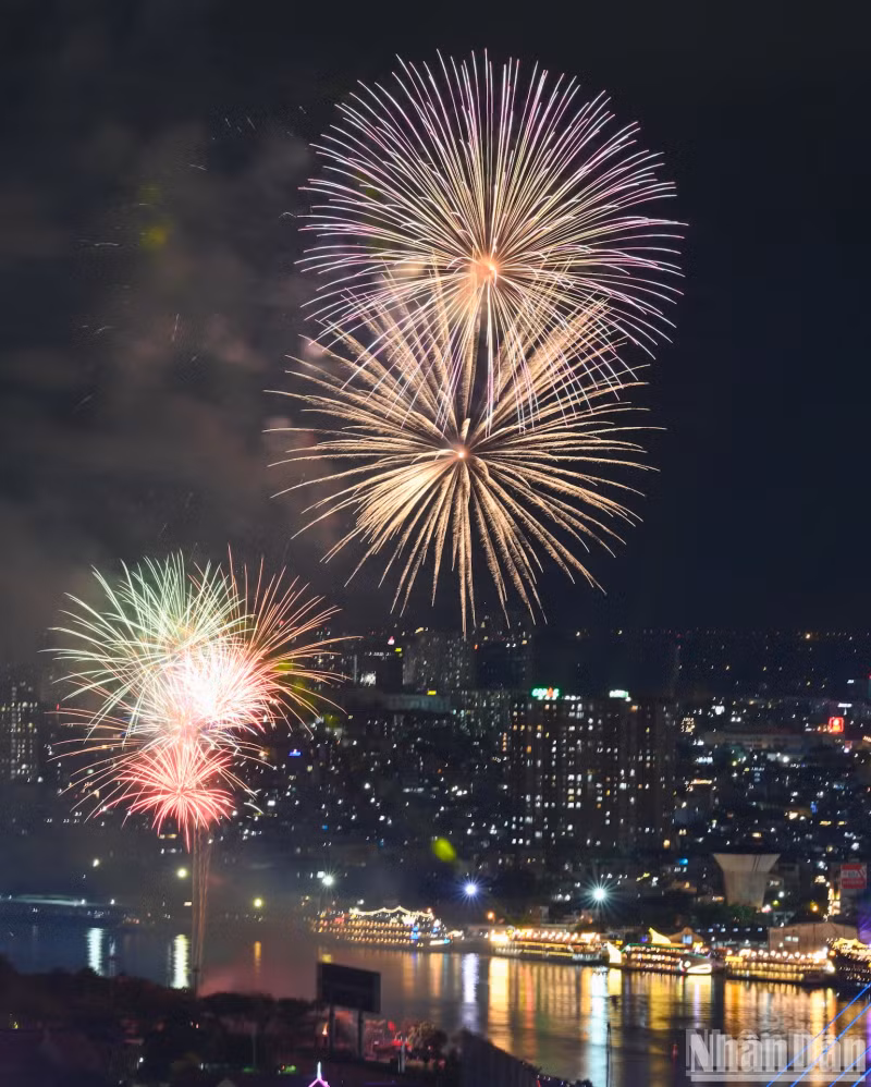 Fireworks will be launched at 30 locations across the city at 9 PMon April 30, including two high-altitude displays at the Saigon River Tunnel in Thu Duc City and Ben Duoc Temple in outlying Cu Chi District. Fireworks will be launched at 30 locations across the city at 9 PMon April 30, including two high-altitude displays at the Saigon River Tunnel in Thu Duc City and Ben Duoc Temple in outlying Cu Chi District.