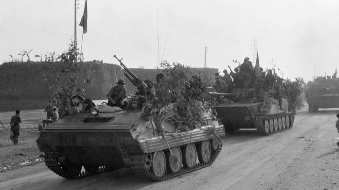 The armoured forces of the eastern wing of the liberation army crossed National Highway 1 in Bien Hoa, advancing directly towards Saigon after attacking and destroying the Bien Hoa defensive group. (Photo: Vu Tao/VNA)