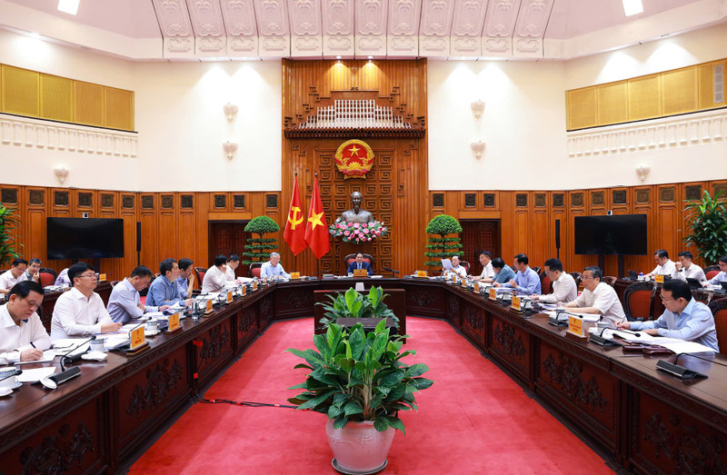 At the exclusive meeting to seek solutions to the US's new tariff policy, chaired by PM Pham Minh Chinh in Hanoi on May 6. (Photo: VGP)