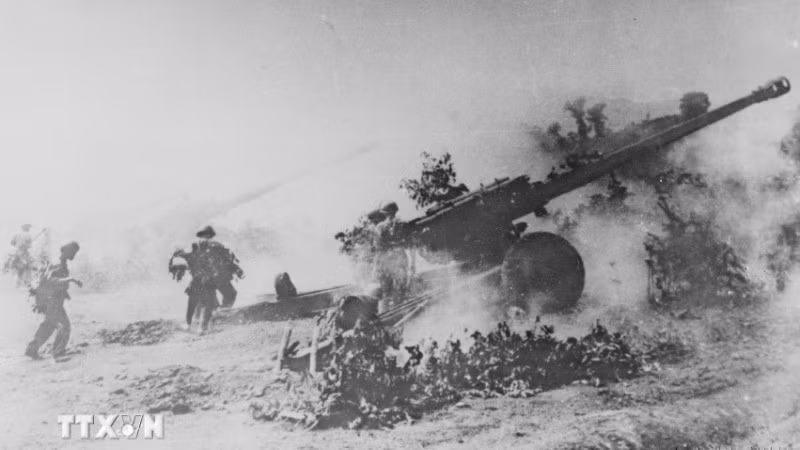 On March 28, 1975, the artillery of the Liberation Army heavily bombarded Da Nang's airport and military port. (Photo: VNA)