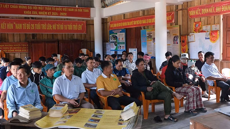 Residents in the earthquake-prone area of Kon Plong District (Kon Tum Province) attend a training session on earthquake response.