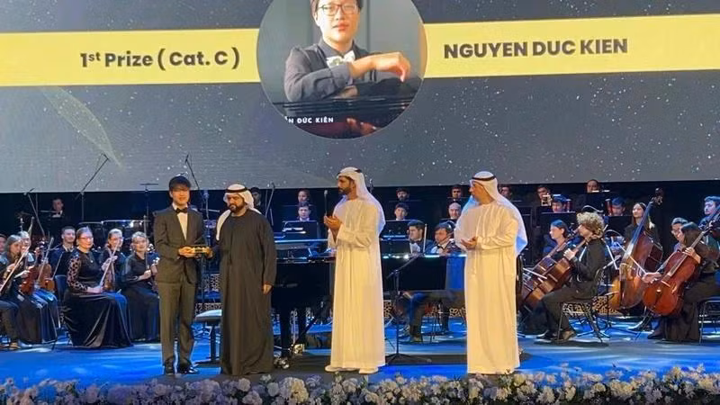 Nguyen Duc Kien wins first prize at the 6th Fujairah International Piano Competition. 
