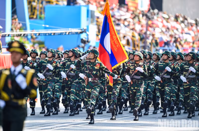 Formation from the Lao army