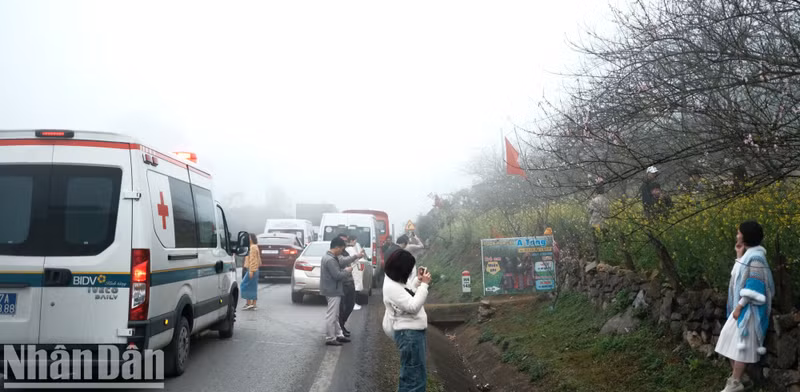 On weekends, streets to Moc Chau are crowded with vehicles.