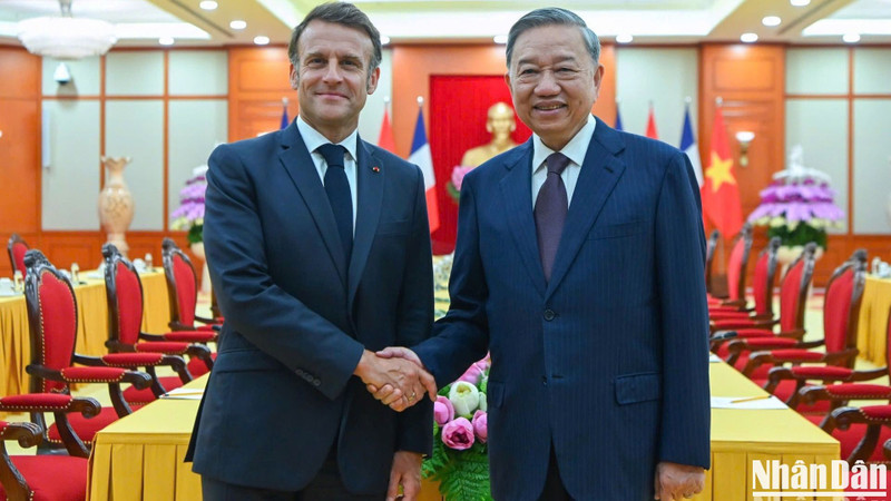 Party General Secretary To Lam (R) receives French President Emmanuel Macron in Ha Noi on May 26. (Photo: NDO) 