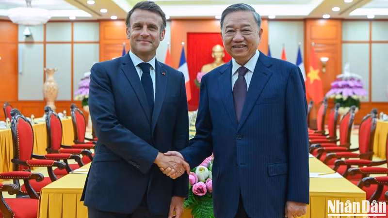 Party General Secretary To Lam (R) receives French President Emmanuel Macron in Ha Noi on May 26. (Photo: NDO) 