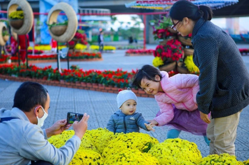 Gender equality is the foundation for healthy family relationships built on mutual respect and love. (Photo: VNA)