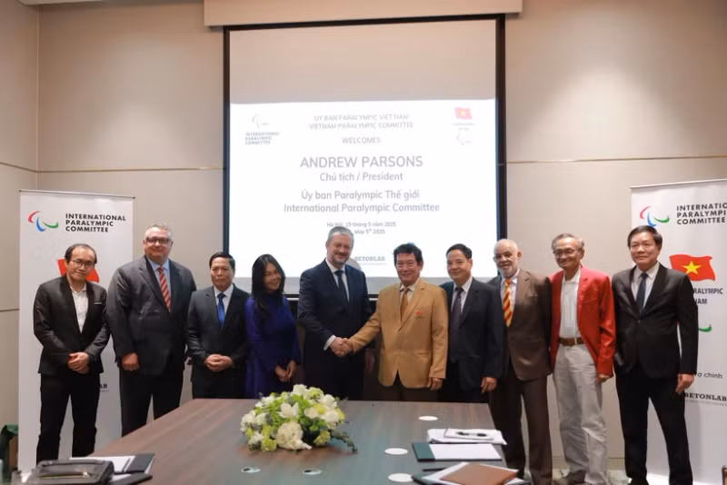 Participants in the meeting between the Viet Nam Paralympic Committee and the International Paralympic Committee in Ha Noi on May 15 (Photo: Viet Nam Government Portal) 