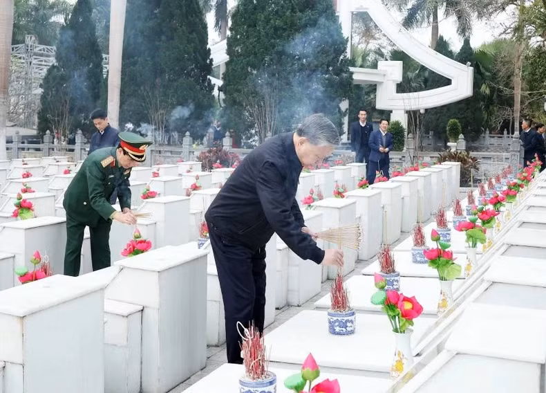 Party General Secretary To Lam offers incence at the graves of martyrs at the Vi Xuyen national martyrs’ cemetery. in Ha Giang province on February 5 (Photo: VNA)