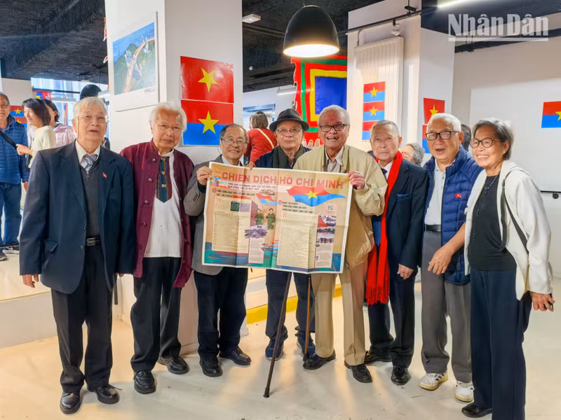 Members of the OVs Union in France explore the Nhan Dan Newspaper's special supplement.