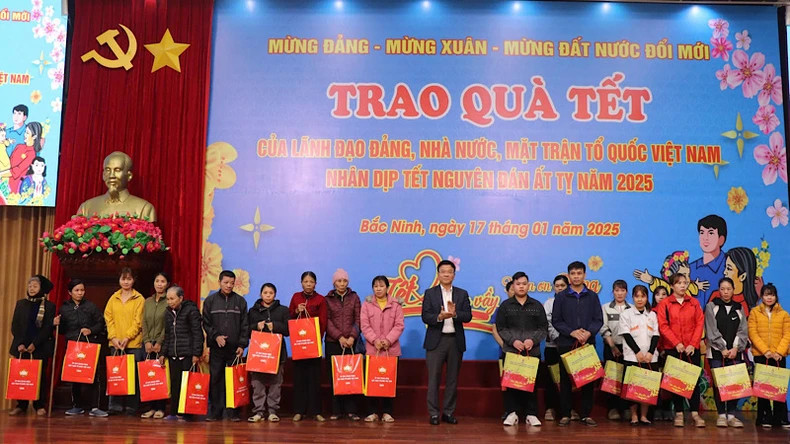 Deputy Prime Minister Le Thanh Long visited and extended Tet greetings to families of policy beneficiaries, war veterans, and people in difficult circumstances in Bac Ninh Province 