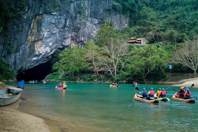 Tourists discover Phong Nha cave in Quang Binh province (Photo: VnEconomy)