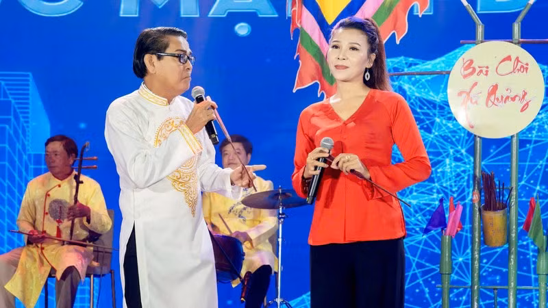 Artist Huyen Tan (R) and Meritorious Artist Ho Thanh Chau join a Bai Choi performance. (Photo: PHU TAN) Artist Huyen Tan (R) and Meritorious Artist Ho Thanh Chau join a Bai Choi performance. (Photo: PHU TAN)