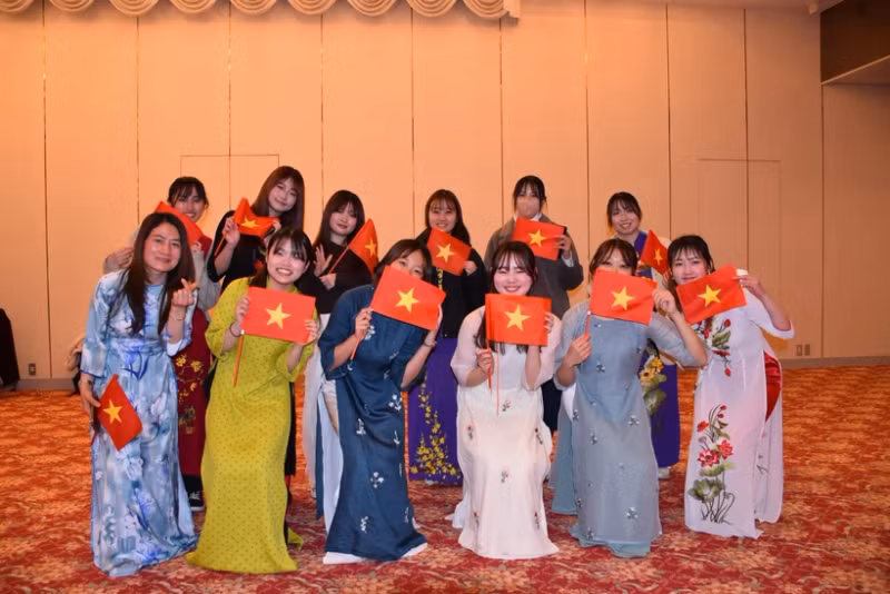 Vietnamese students of Osaka University take a group photo at the Vietnamese Culture Day in Japan programme (Photo: VNA)