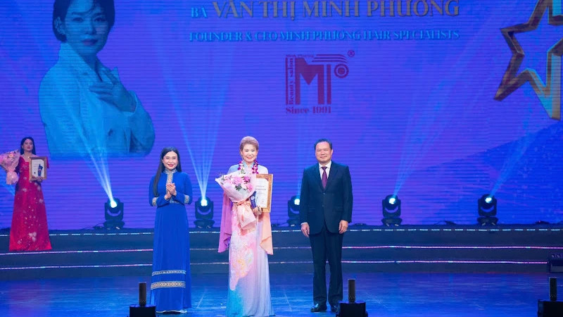 Hairstylist Van Thi Minh Phuong (C) receives the Greatest Hair Artist Prize at the Asia Golden Bauhinia Awards